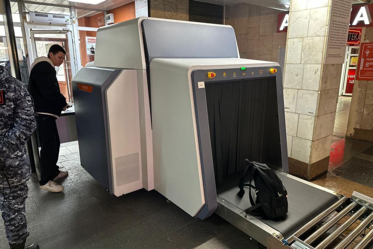 Искусственный интеллект при досмотре нашел ножи и кастеты в багаже липчан