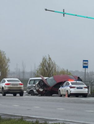 На белгородской трассе легковушки во время аварии приняли неестественные позы