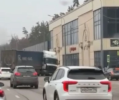 Шок! Появилось видео с фурой, сложившейся пополам в Воронеже. Очевидцы в ступоре