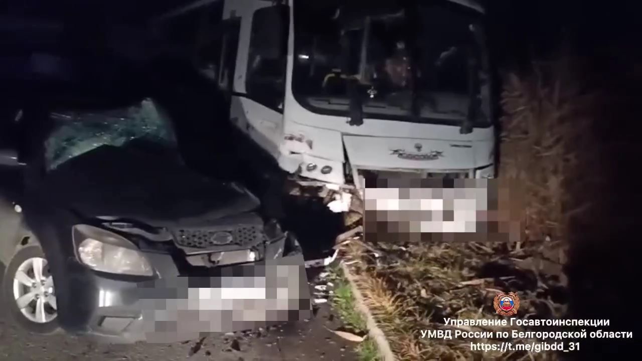 В Белгороде иномарка врезалась в припаркованный на стоянке автобус