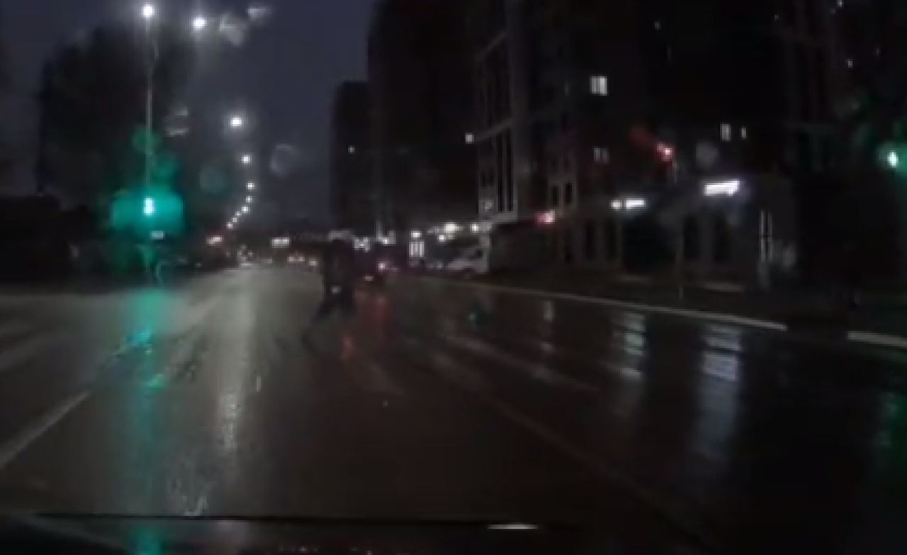 «У него сколько жизней?» Безумный поступок пешехода в Воронеже попал на видео