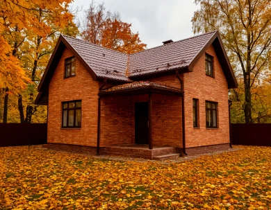 Мужчина сам заделал окна, выбитые при атаке БПЛА на Воронежскую область