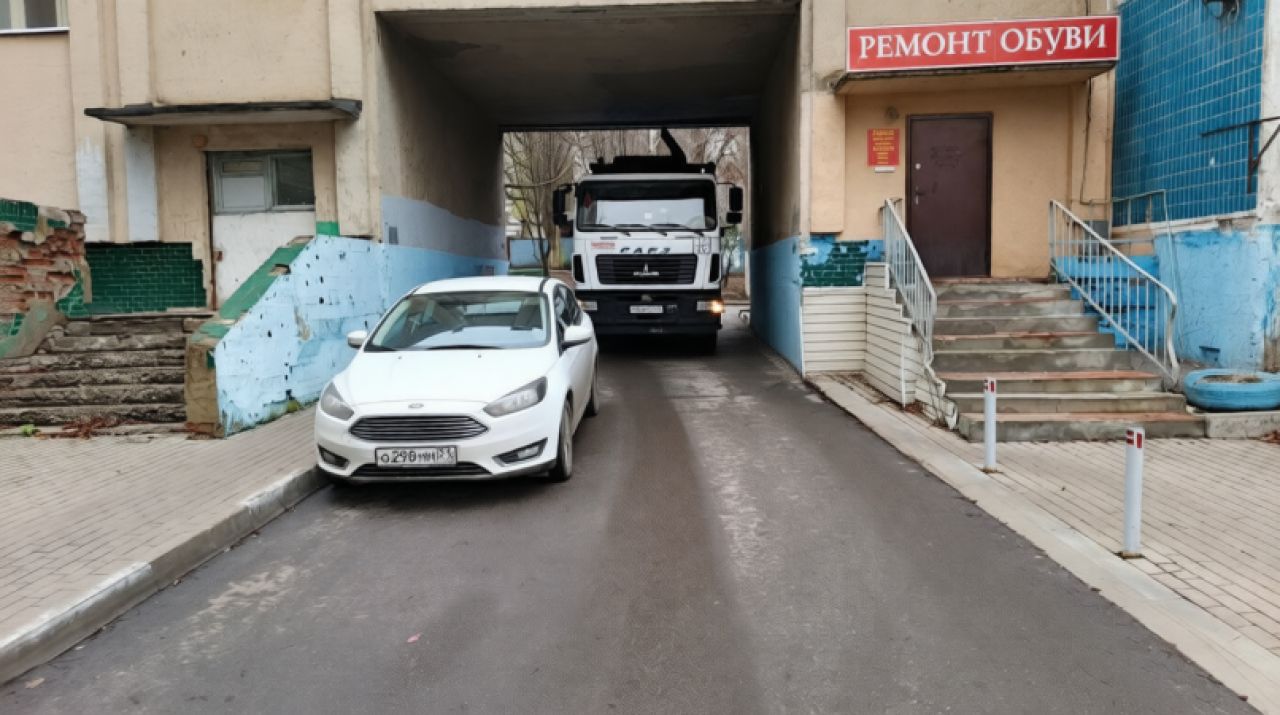 Хаотичная парковка в Белгороде блокирует проезд к детсаду и подстанции скорой