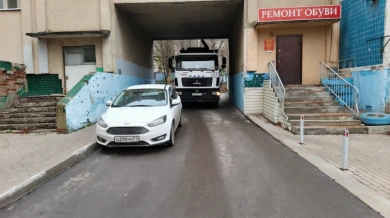 Хаотичная парковка в Белгороде блокирует проезд к детсаду и подстанции скорой