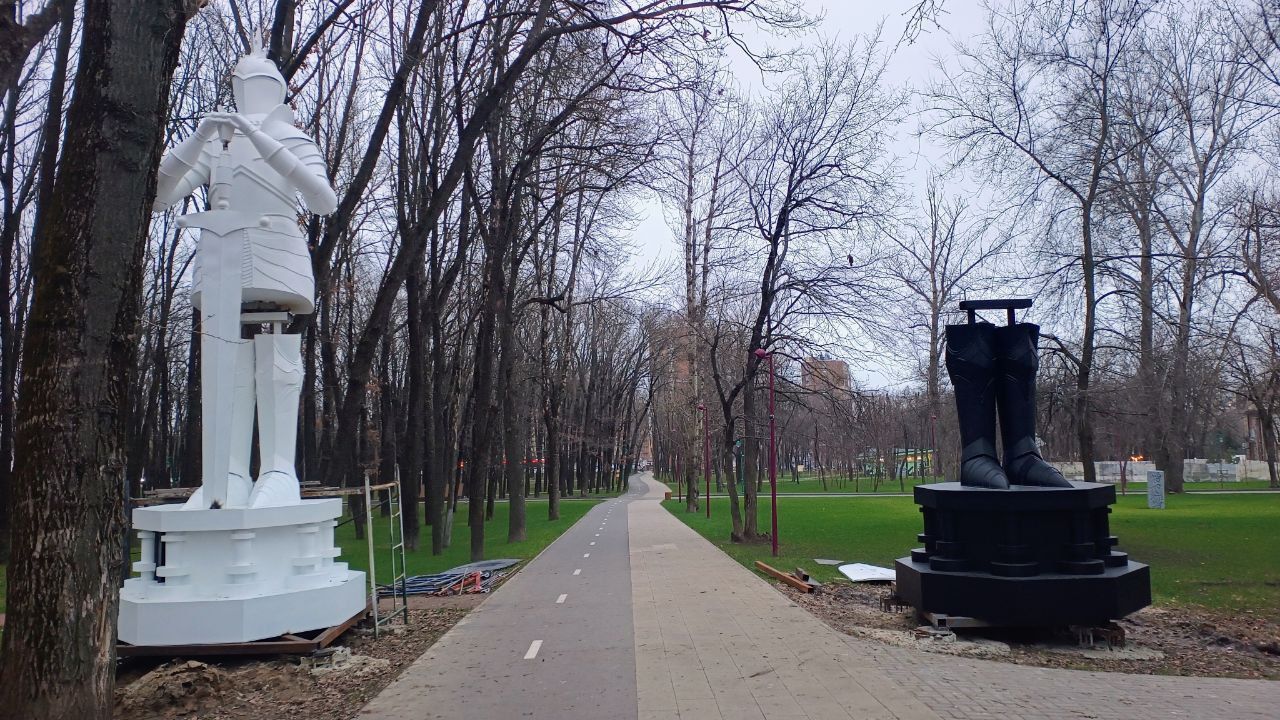 В белгородском парке заметили рыцарей с огромными мечами