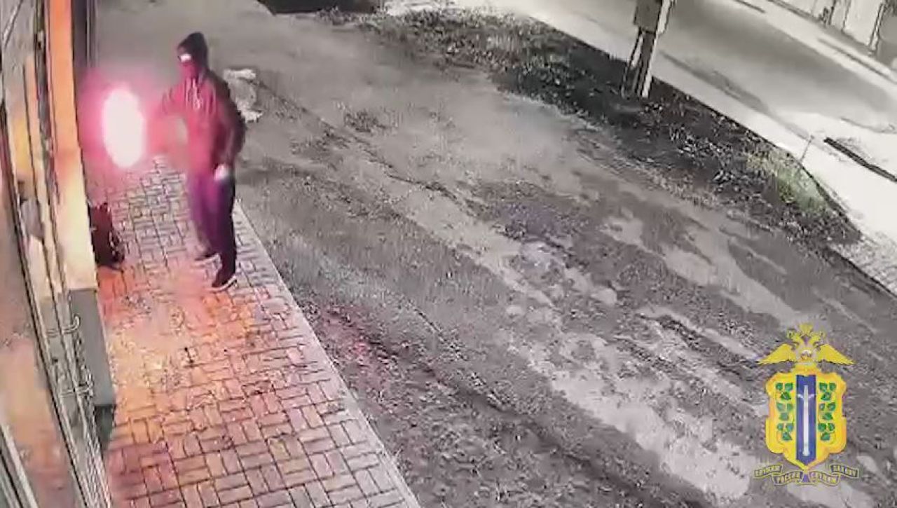 В Липецке подросток разбил молотком стекло в магазине и бросил коктейль Молотова