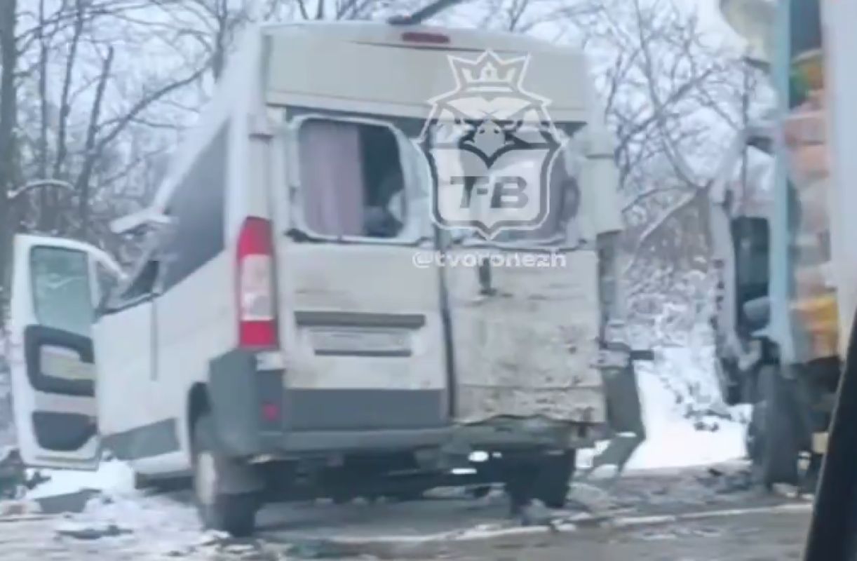 Пассажир микроавтобуса погиб после столкновения с&nbsp;фурой в&nbsp;Воронежской области