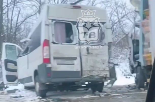 Пассажир микроавтобуса погиб после столкновения с фурой в Воронежской области