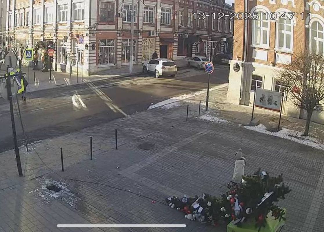 Шквалистый ветер повалил украшенные к Новому году елки и инсталляции в Ельце