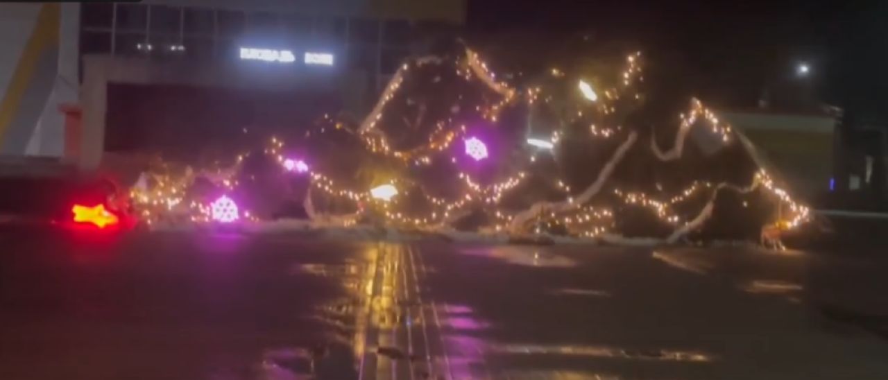 Главная новогодняя ель рухнула под натиском стихии в городе Воронежской области