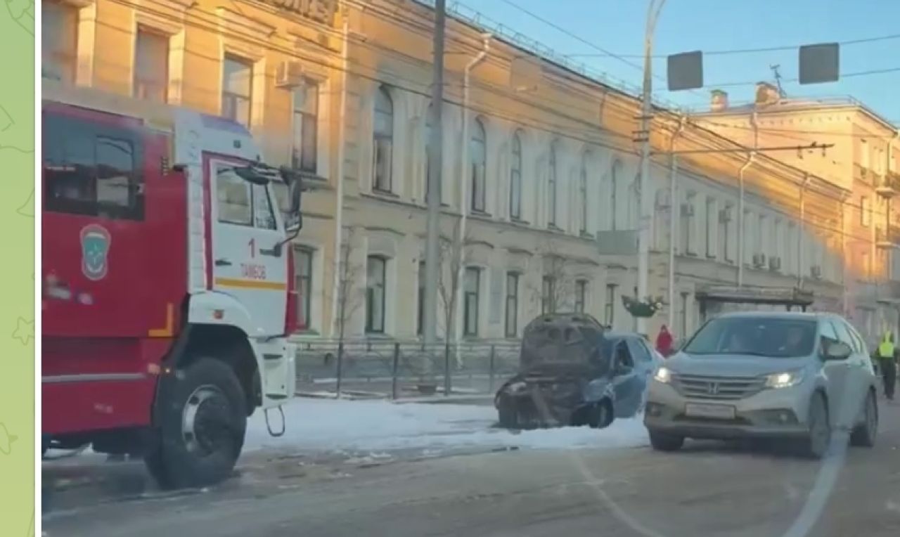 Возле ТРЦ «РИО» сгорел автомобиль