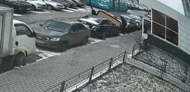 Нелепое «ДТП с диваном» попало на видео в Воронеже