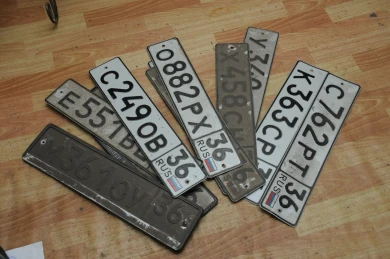 Суд не принял его оправдания. В Курске водителя лишили прав за «невидимый» госномер