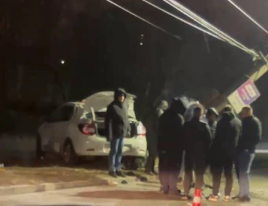 Машина снесла столб на воронежской улице (ВИДЕО)