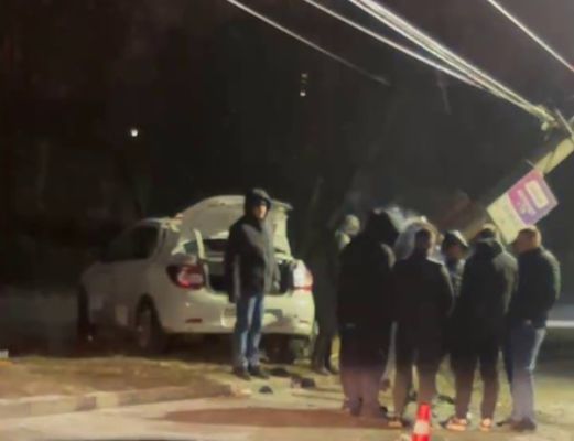 Машина снесла столб на воронежской улице (ВИДЕО)