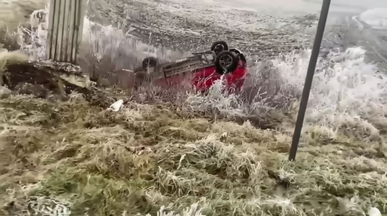 Под Белгородом кроссовер улетел в овраг и перевернулся