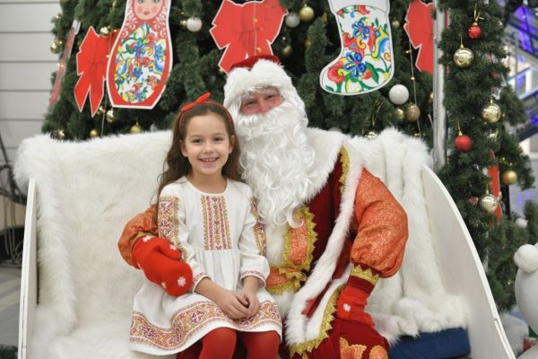 В Центре Галереи Чижова Дед Мороз открыл школу детских желаний  