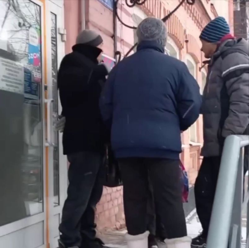 Горожане штурмуют почту в центре Ельца