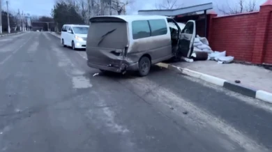 Под Белгородом микроавтобус снес остановку