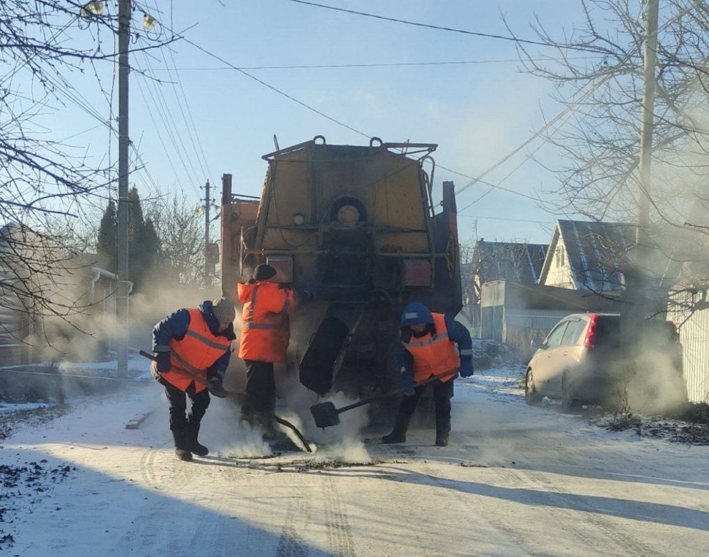 Липецкие дорожники в&nbsp;мороз и сугробы льют «специальный зимний асфальт»