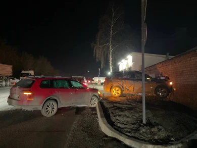 Иномарка протаранила кирпичную стену после ДТП в Воронеже