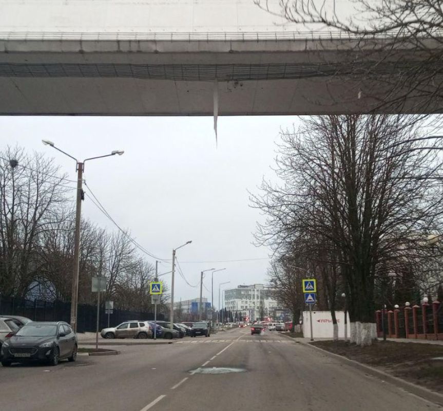 С белгородского моста свисают ледяные сталактиты, грозя обвалиться на автомобили