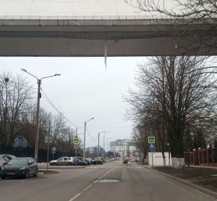 С белгородского моста свисают ледяные сталактиты, грозя обвалиться на автомобили