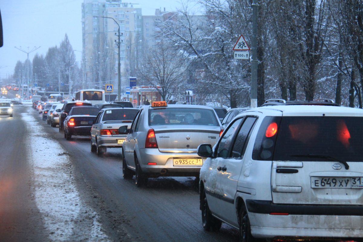 Мёртвые пробки сковали Московский проспект после снегопада&nbsp;
