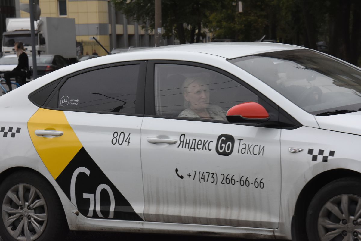 Сколько-сколько? Цены на такси взлетели до небес после снегопада в Воронеже