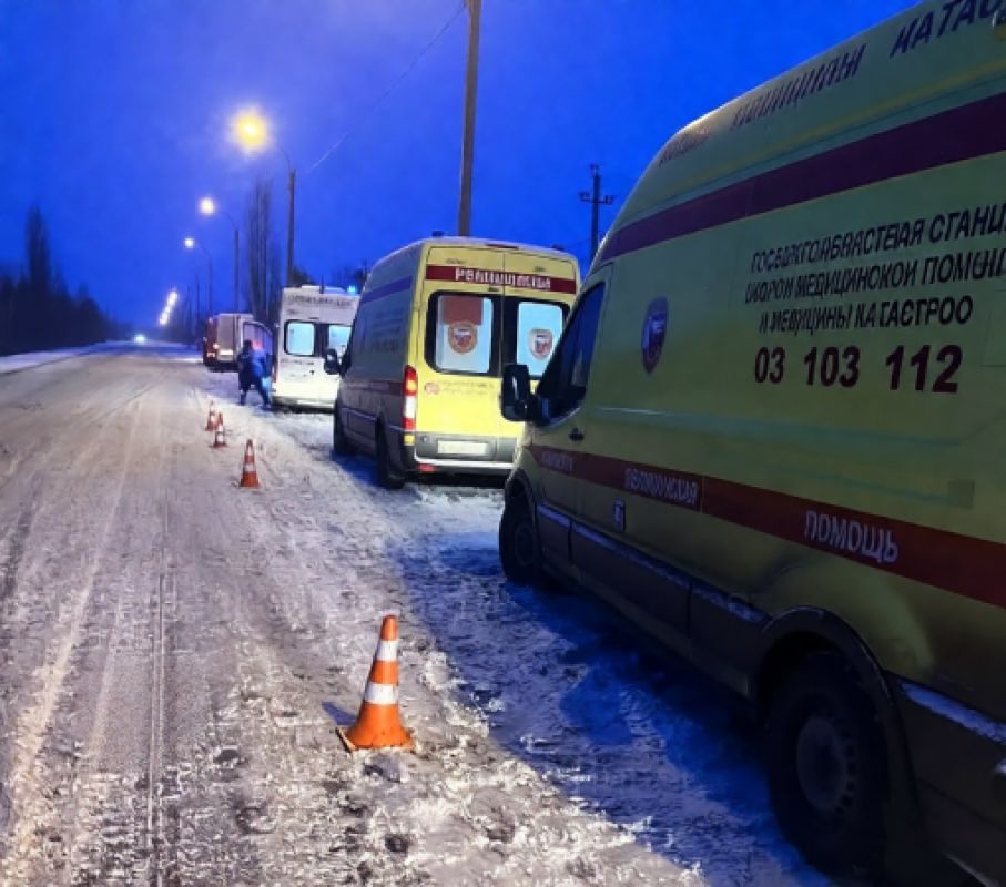 Пять бригад экстренных медиков работали на месте смертельного ДТП под Липецком