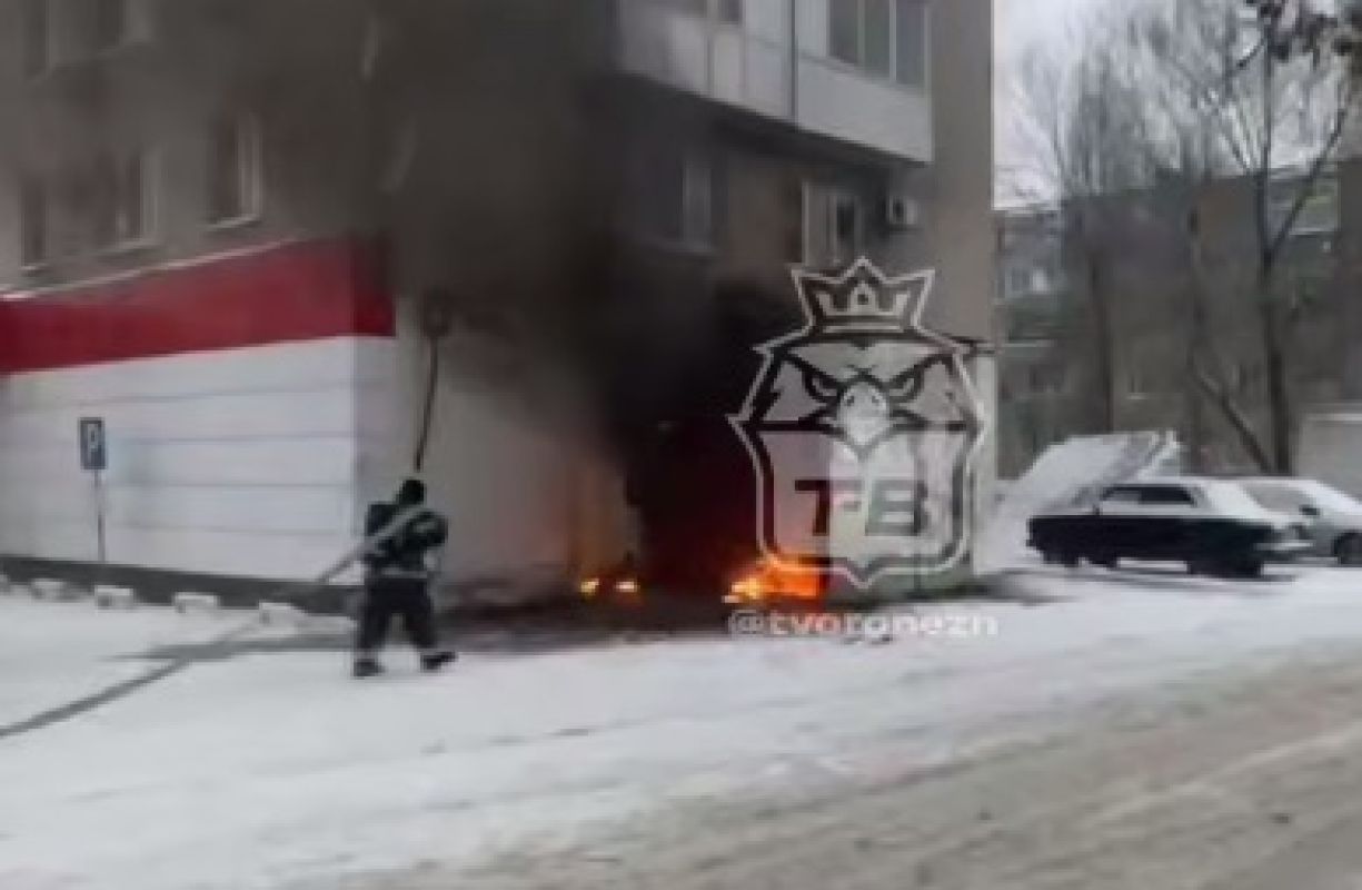 Пристройка к&nbsp;магазину полыхает в&nbsp;Воронеже (ВИДЕО)