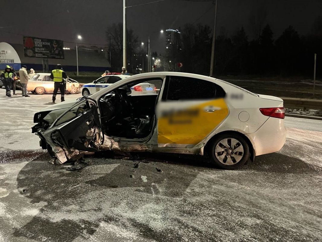 Два человека пострадали в&nbsp;аварии с&nbsp;такси в&nbsp;Воронеже