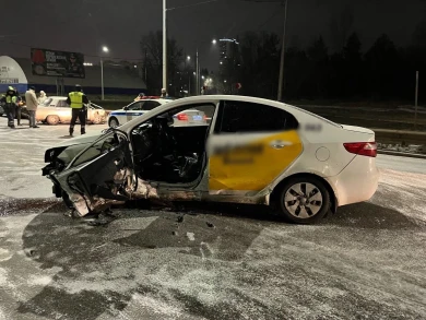 Два человека пострадали в аварии с такси в Воронеже