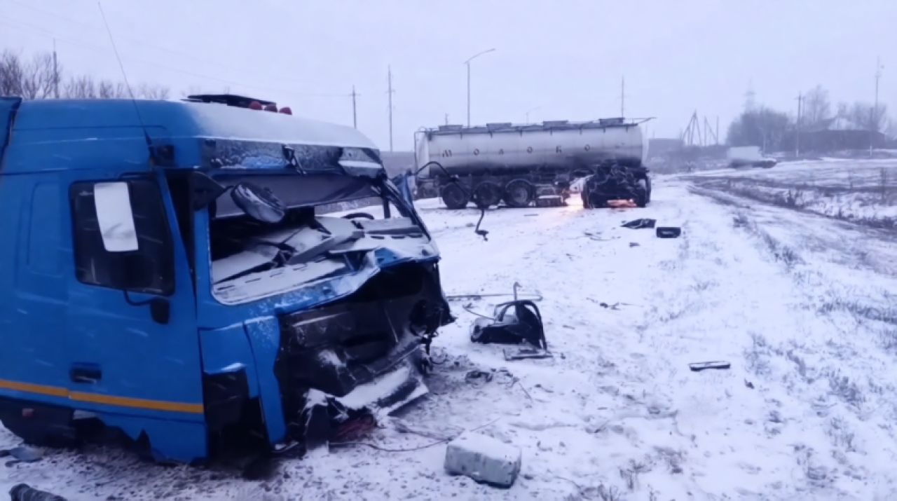 В Белгородской области грузовик протаранил КамАЗ и «Фольксваген»