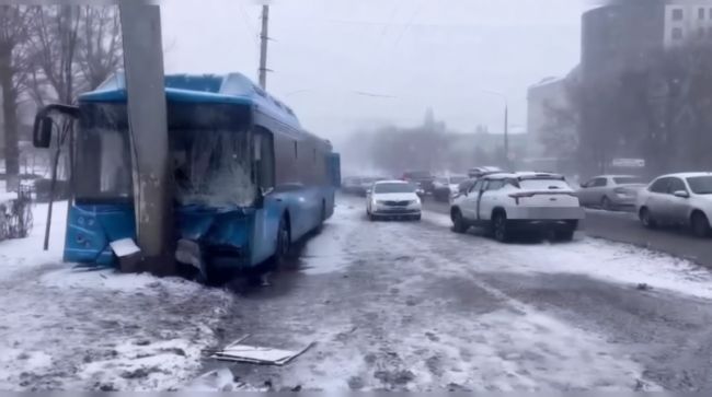 В Белгороде автобус на ходу врезался в столб: пострадали пассажиры