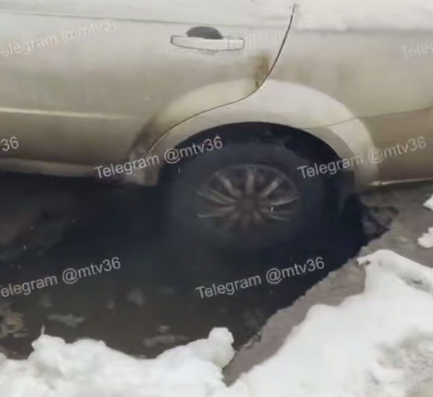 Машина провалилась колесом в&nbsp;дыру на&nbsp;асфальте в&nbsp;центре Воронежа (ВИДЕО)