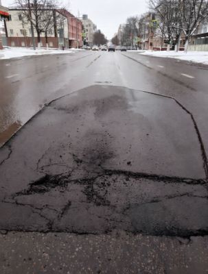 В Белгороде на Преображенской просел асфальт