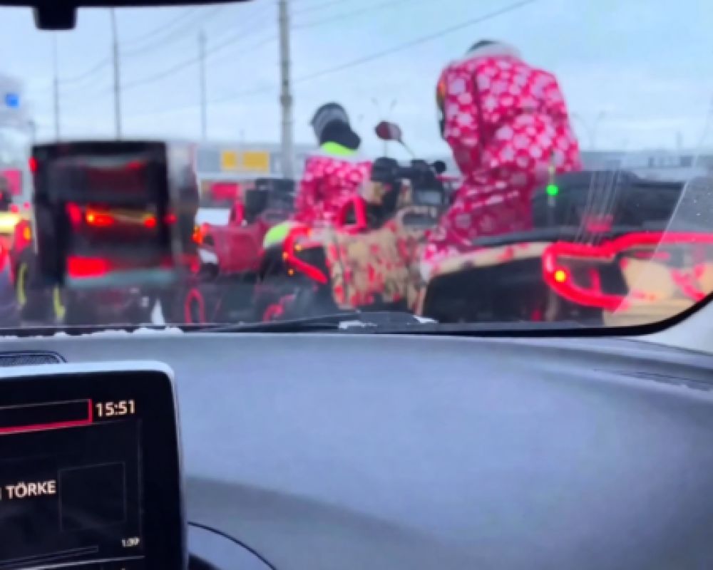 Деды Морозы на квадроциклах пронесли по Липецку новогоднее настроение