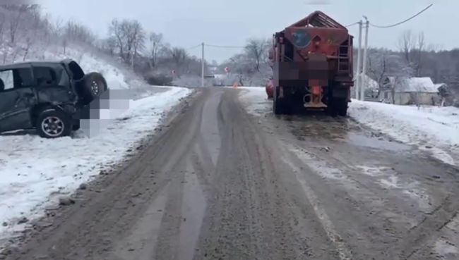 Автоледи на внедорожнике «атаковала» убирающий белгородские дороги КамАЗ 