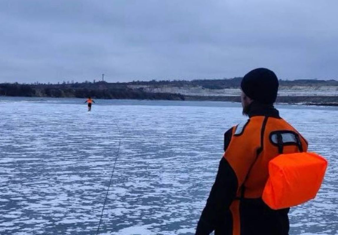 В Белгороде спасали вмерзшего в лед лебедя