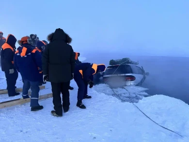 Машина с людьми провалилась под лёд на реке: погибли двое, в том числе ребёнок (ВИДЕО) 