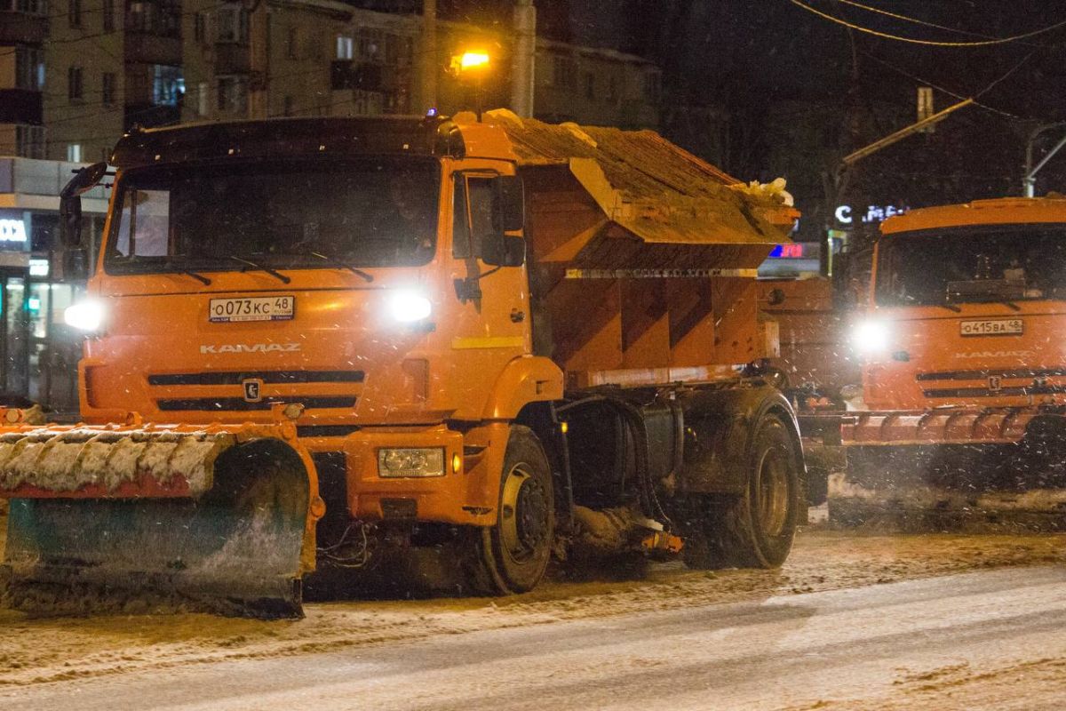 Засыпанный снегом Липецк убирают наемники