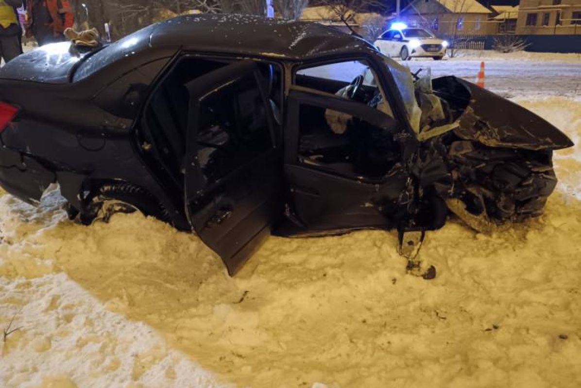В ДТП под Липецком одна легковушка перевернулась, а другая врезалась в столб