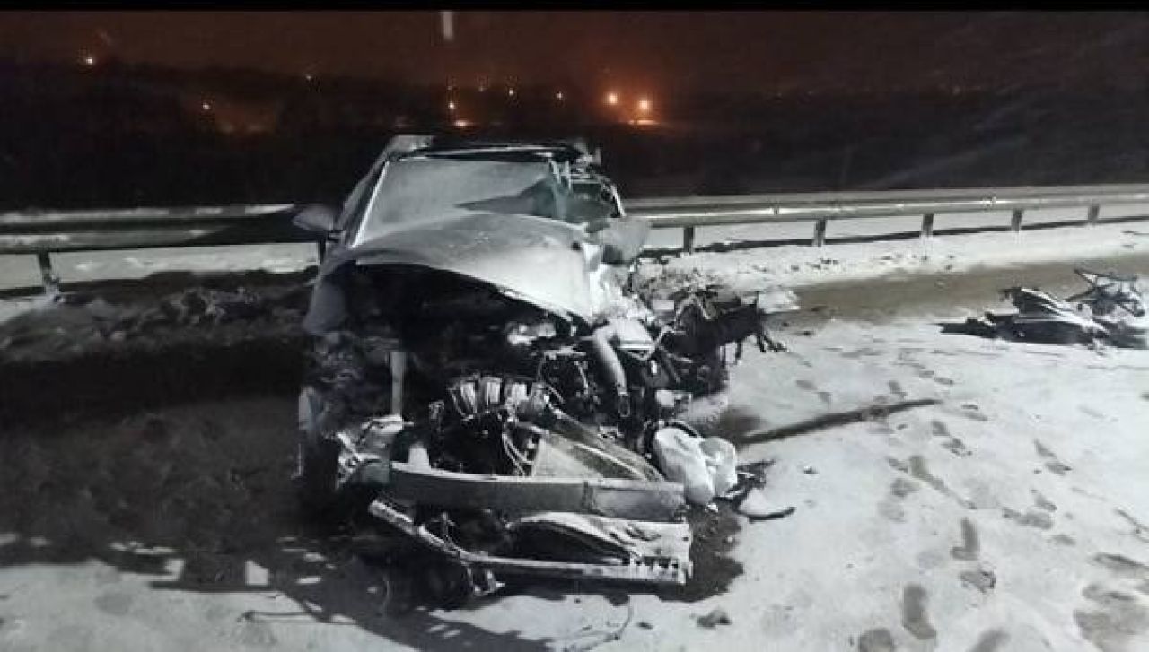 Груда металла осталась от иномарки после столкновения с фурой под Белгородом