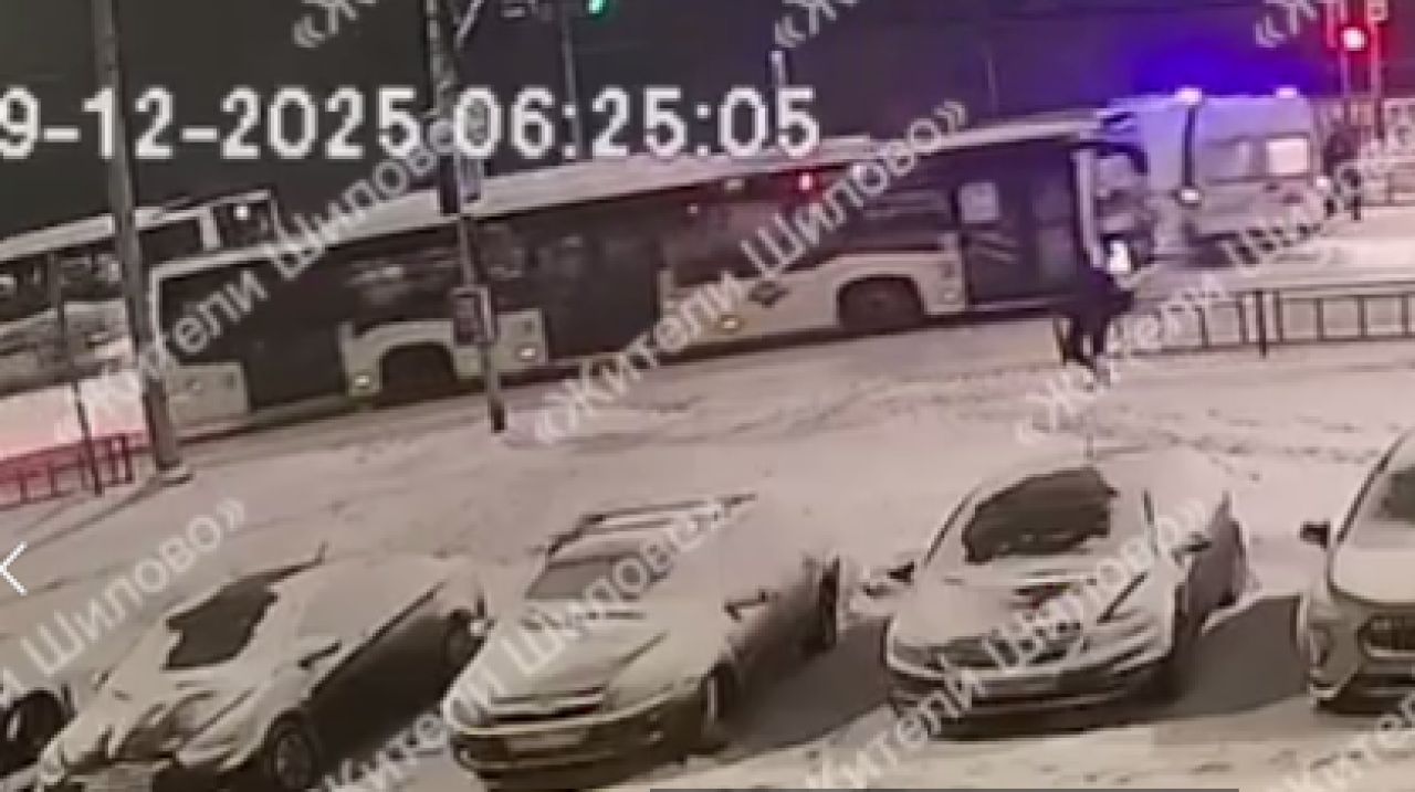 Автобус снёс скорую в воронежском микрорайоне (ВИДЕО)