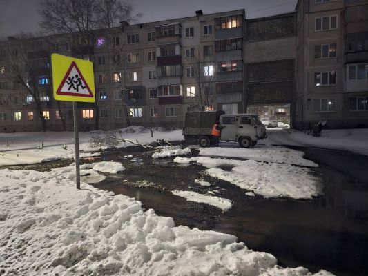 На улице Серегина в Курске прорвало водопровод