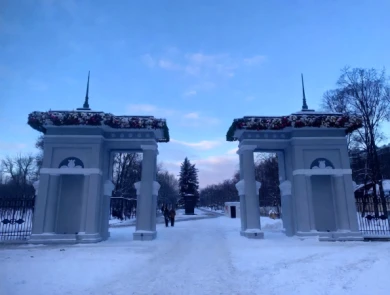 Старинную арку в парке Белгорода открыли для прохода к Новому году