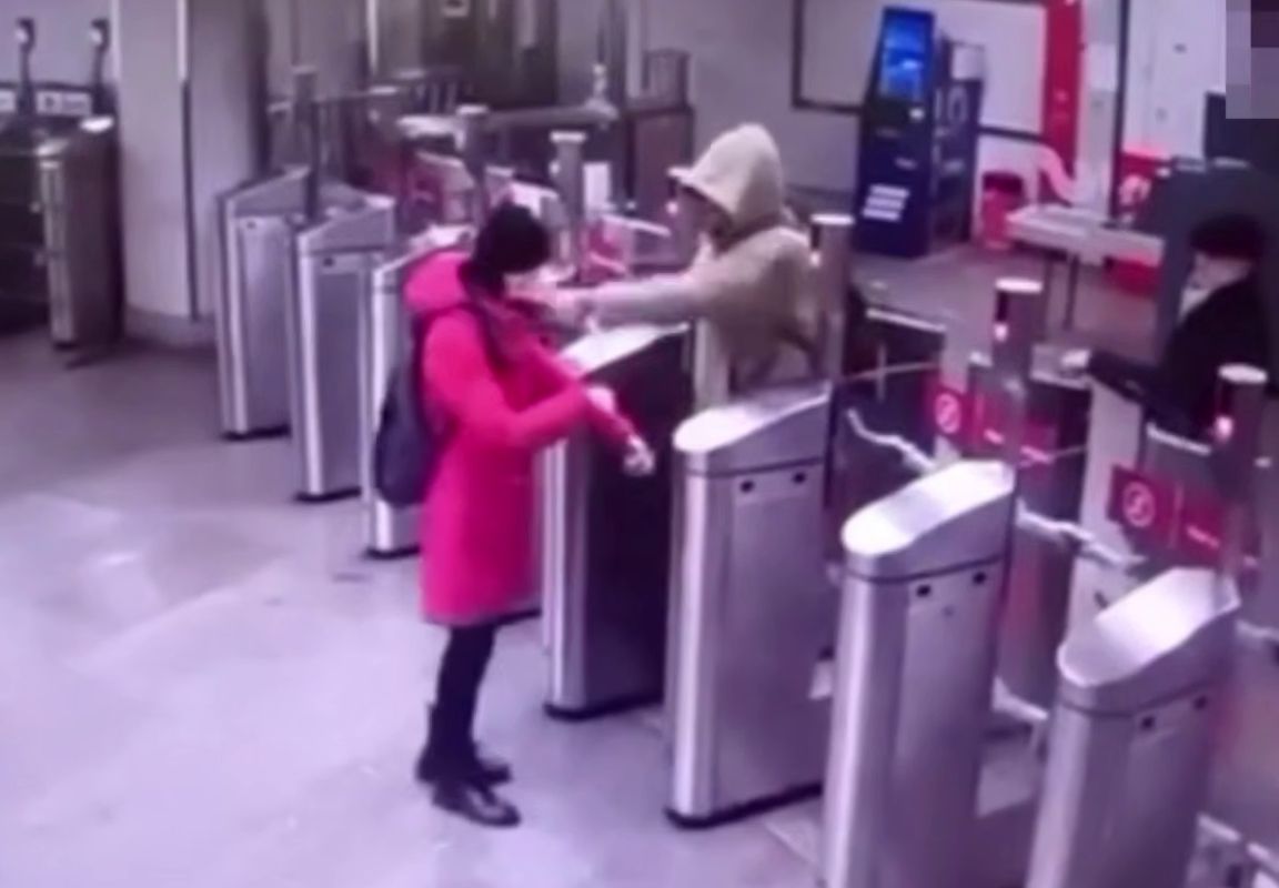 Мужчина плеснул кипятком в&nbsp;лицо женщине из-за замечания (ВИДЕО)