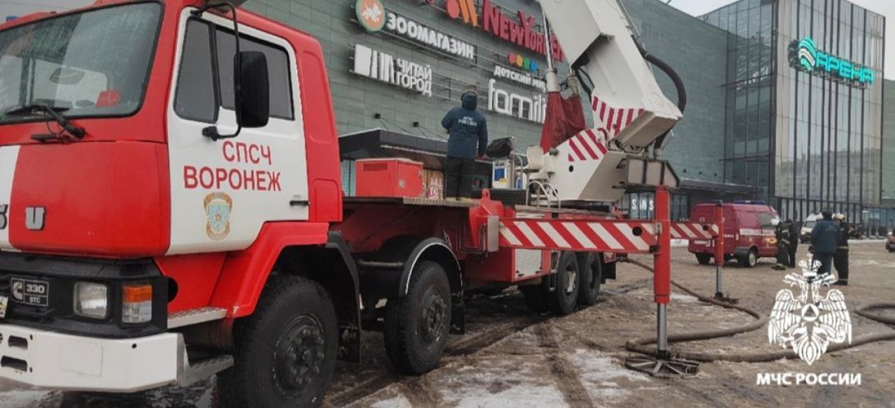 Сотни человек эвакуировали из&nbsp;полыхающего ТЦ в&nbsp;Воронеже