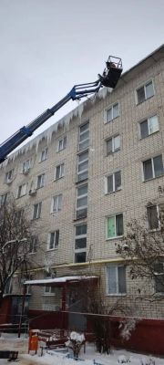 В Белгороде ликвидируют огромные ледяные сталактиты с многоэтажек